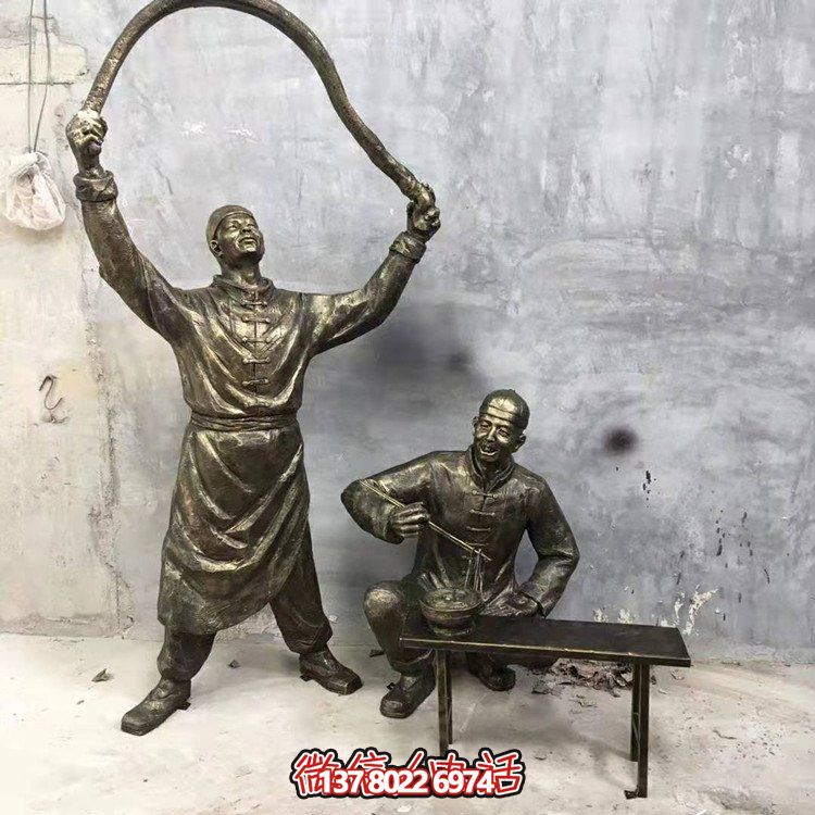 仿銅人物雕塑，裝點現代城市街道