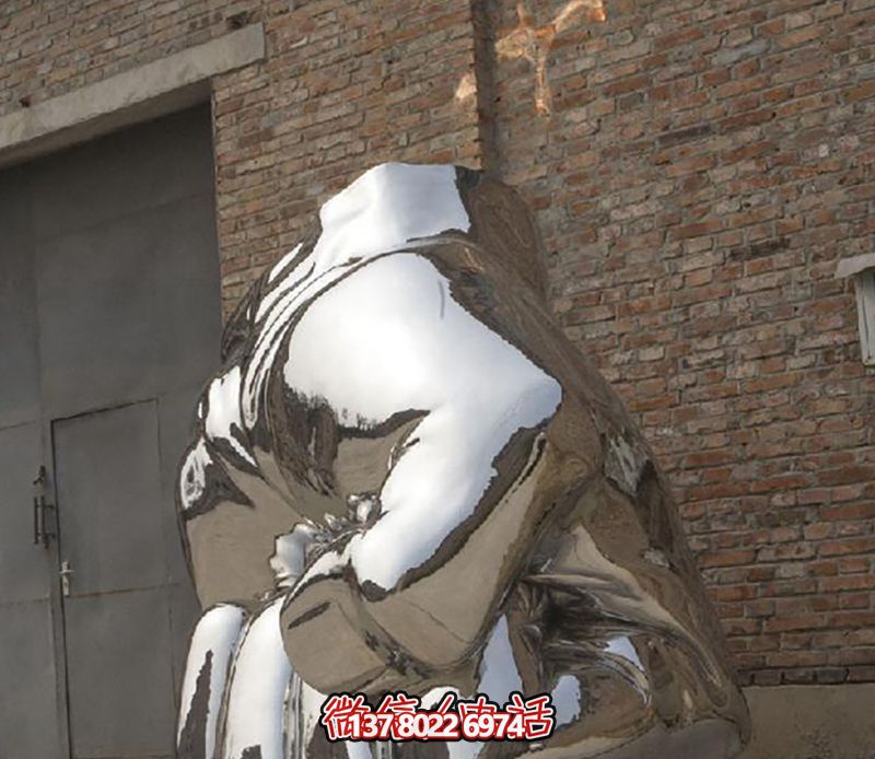 不銹鋼拳頭雕塑，為城市廣場增添力量與鏡面光彩