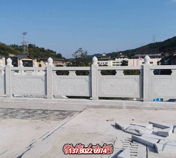 精美大理石雕塑，飾以圍欄的戶外河道裝飾