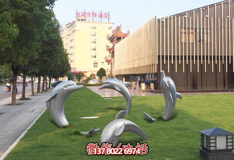 不銹鋼海豚形象雕塑，給草坪增添獨特姿態