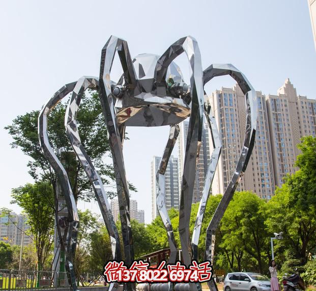 不銹鋼長腿螃蟹雕塑，為公園增添創意裝飾